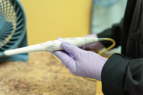 Close-up of the Sopro intraoral camera device